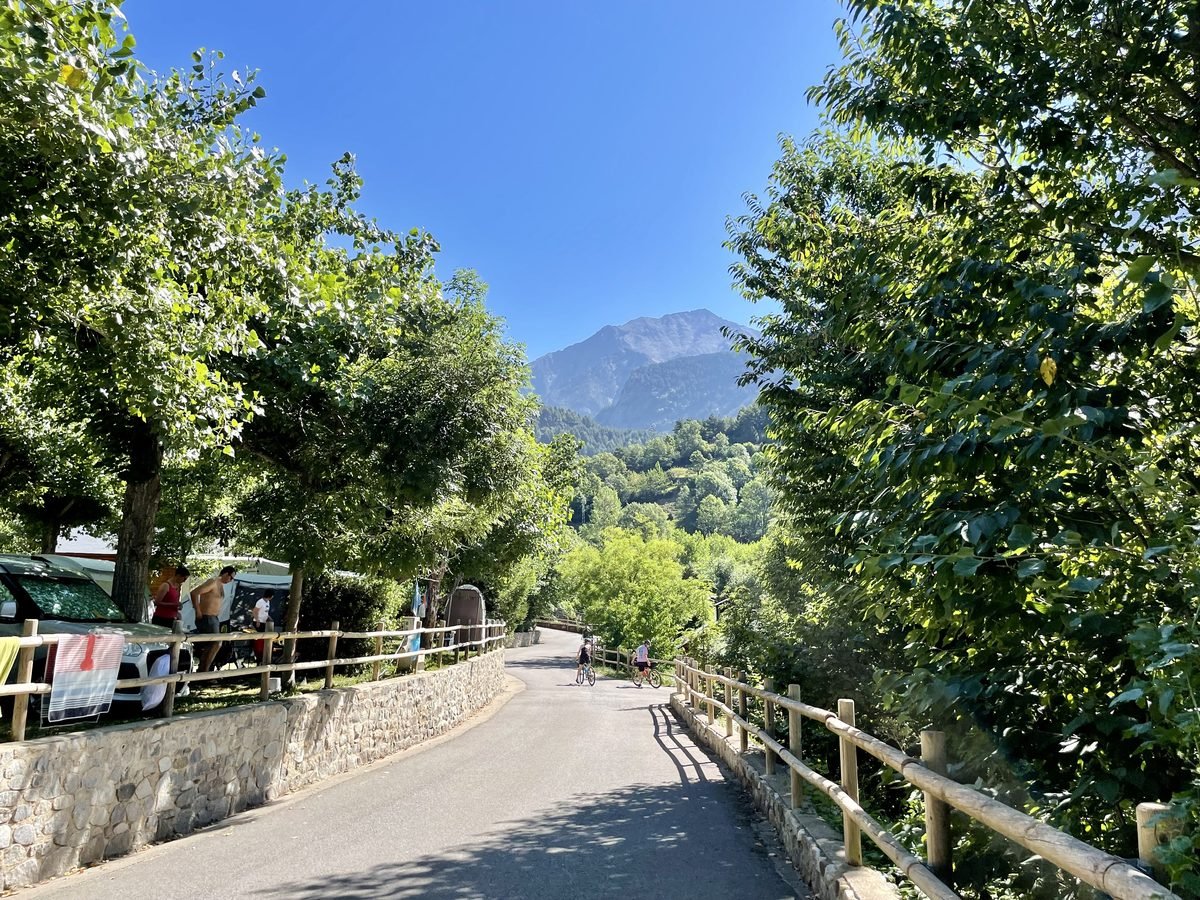 Avenida principal del Camping Aneto con vistas al pico
