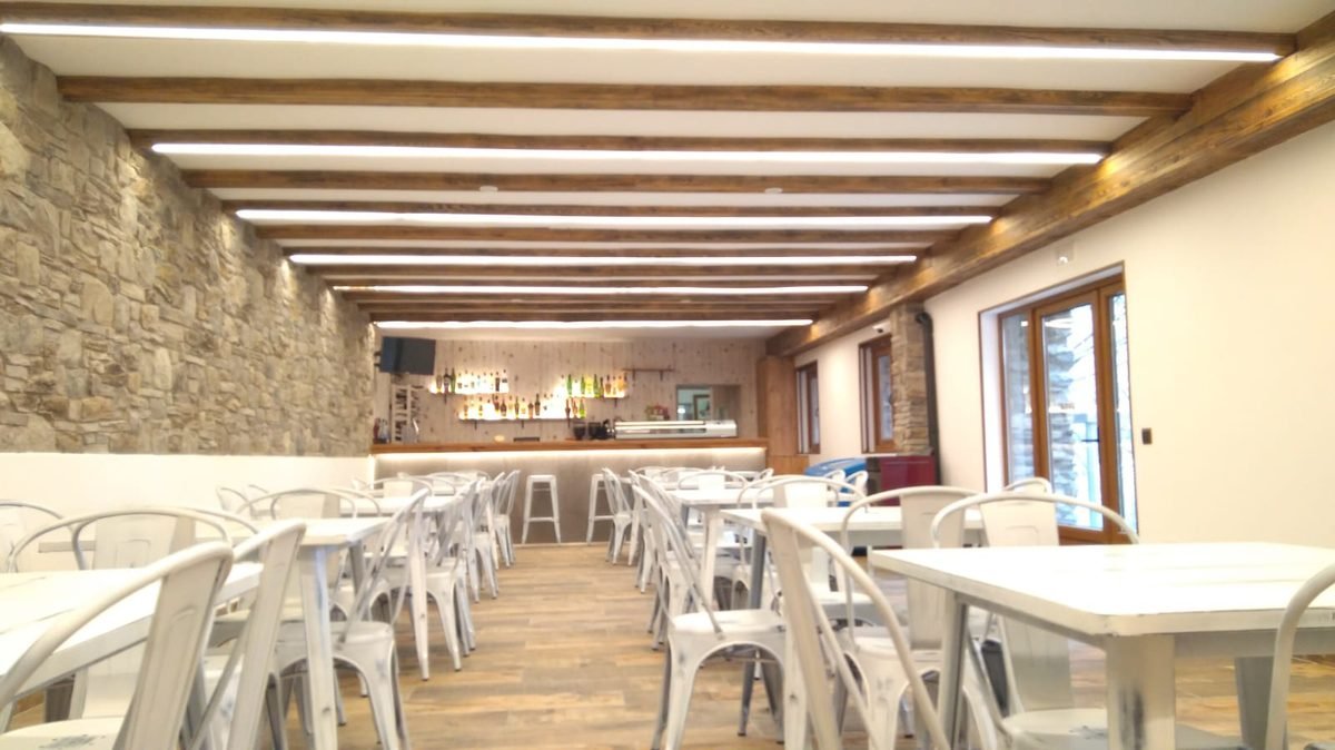 Interior del bar-restaurante del Camping Aneto